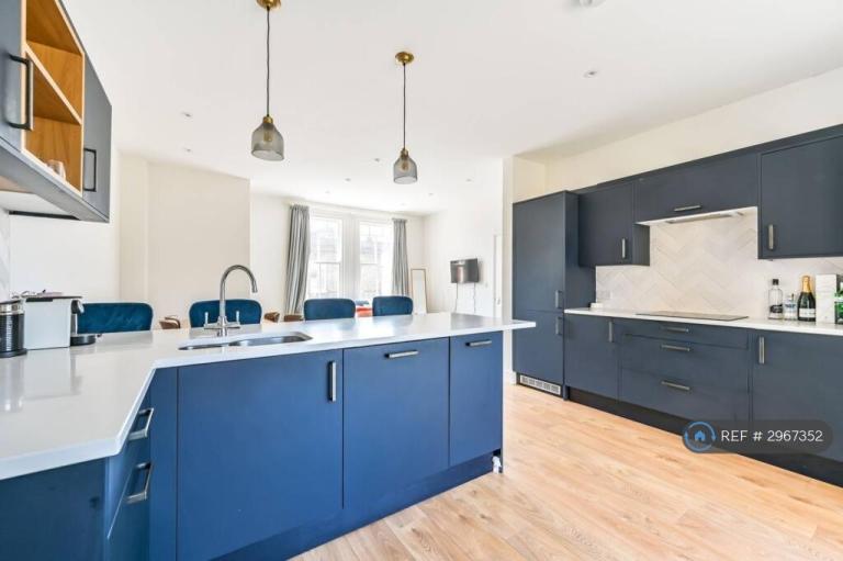 3 bedroom flat in Robertson St, London, SW8 (3 bed) (#2967352)