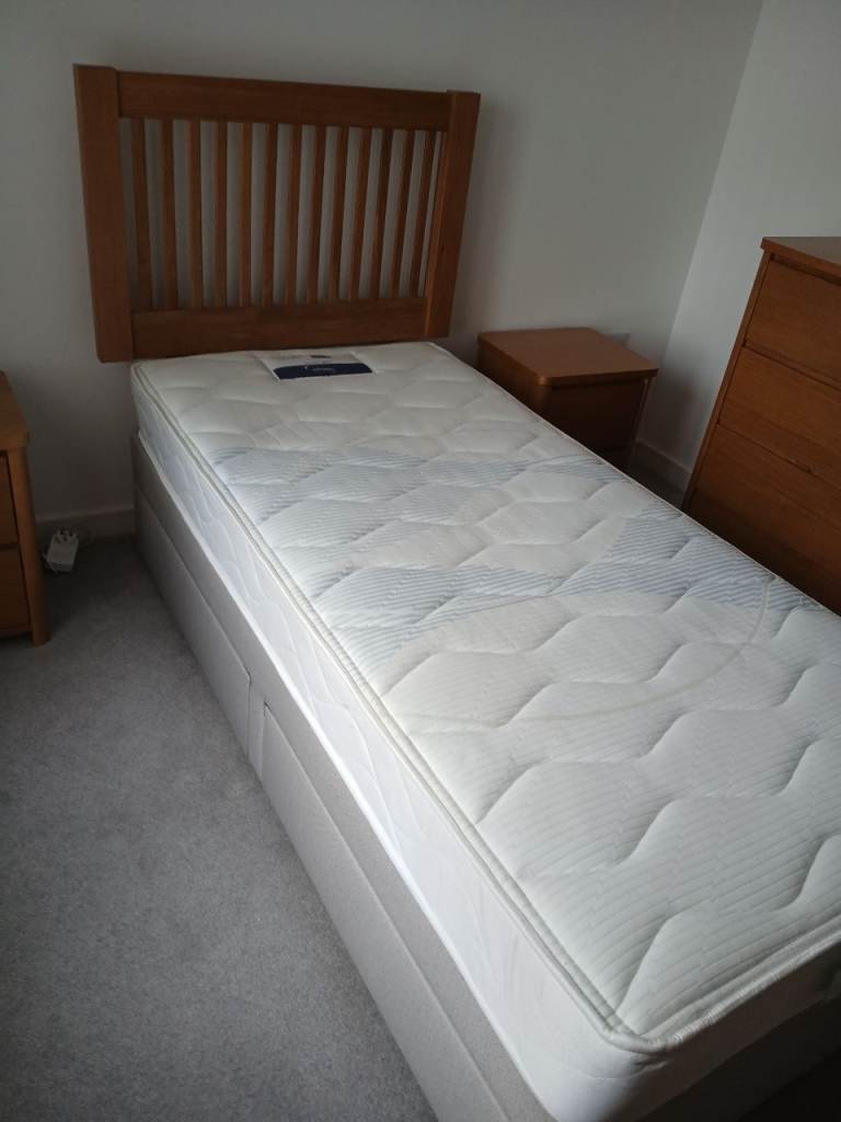 Single Bed with Wooden Headboard and silentnight Mattress – excellent Condition