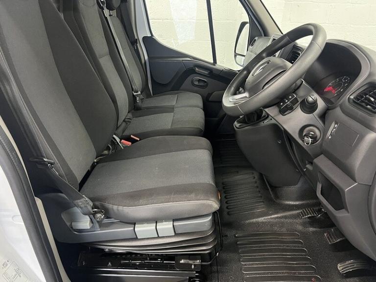 2023 Renault Master LM35dCi 135 Business+ Medium Roof Van PANEL VAN DIESEL Manual