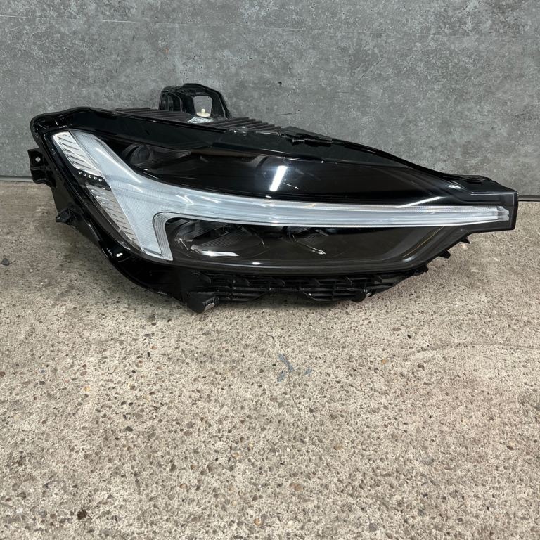 Volvo xc60 mk2 full led headlight driver side  32420436