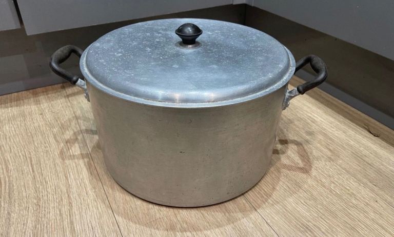 Large aluminium cooking pot for sale - £8 (Wallisdown)