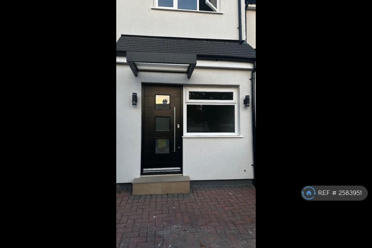 Studio flat in Westbury Road, London, N12 (#2583951)