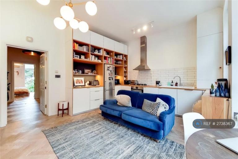 2 bedroom flat in Clapham, London, SW11 (2 bed) (#2738367)