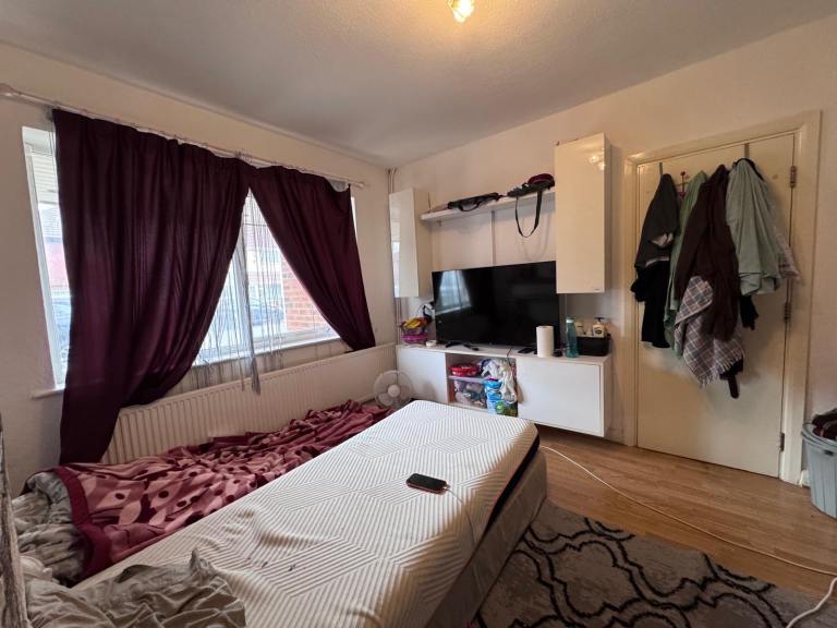 Double Room in Hayes - Southall