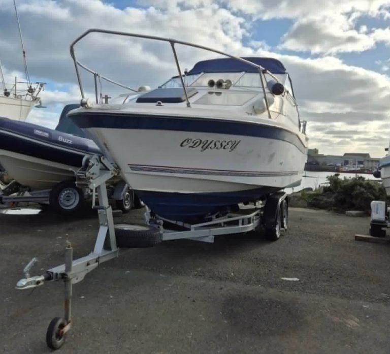 Bayliner Cruiser Boat with Double-Axle Trailer – Good Condition