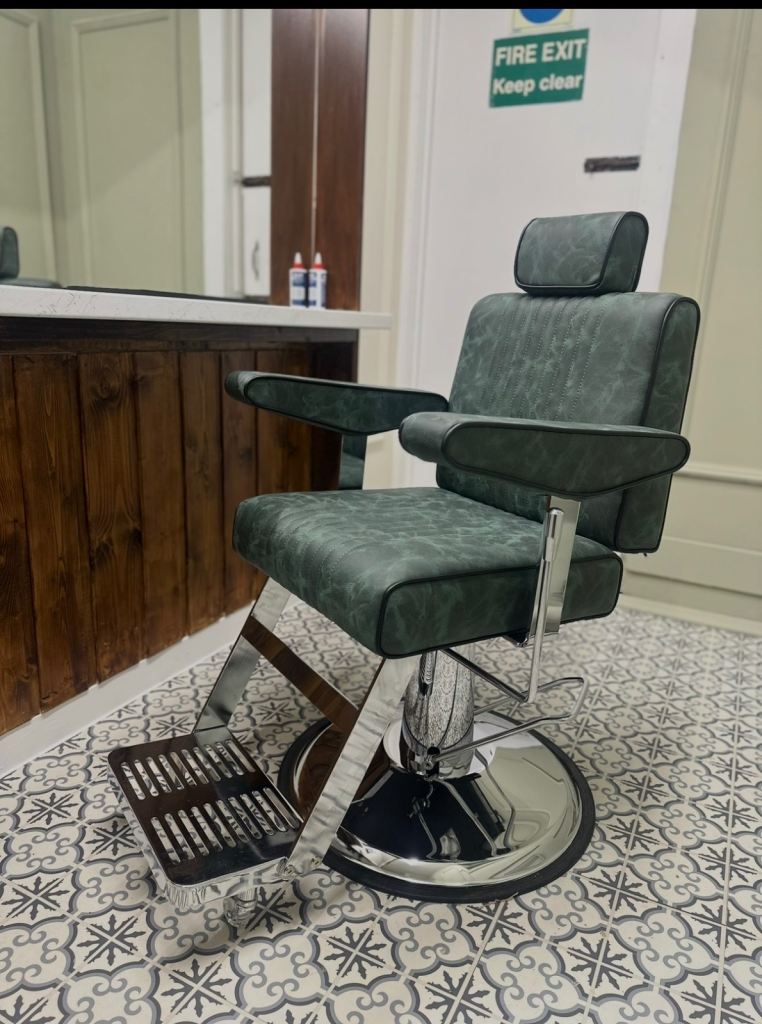 Like new DIR Barber chair 