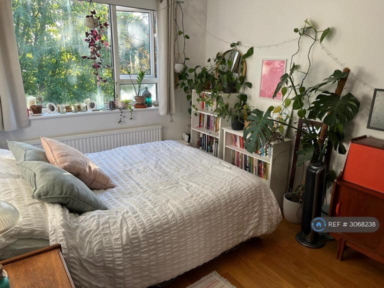 3 bedroom flat in Crouch Hill, London, N4 (3 bed) (#3068238)