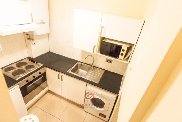 Studio apartment situated in Victorian style building, Wyndham Street, Marylebone, W1H.-Ref: 566