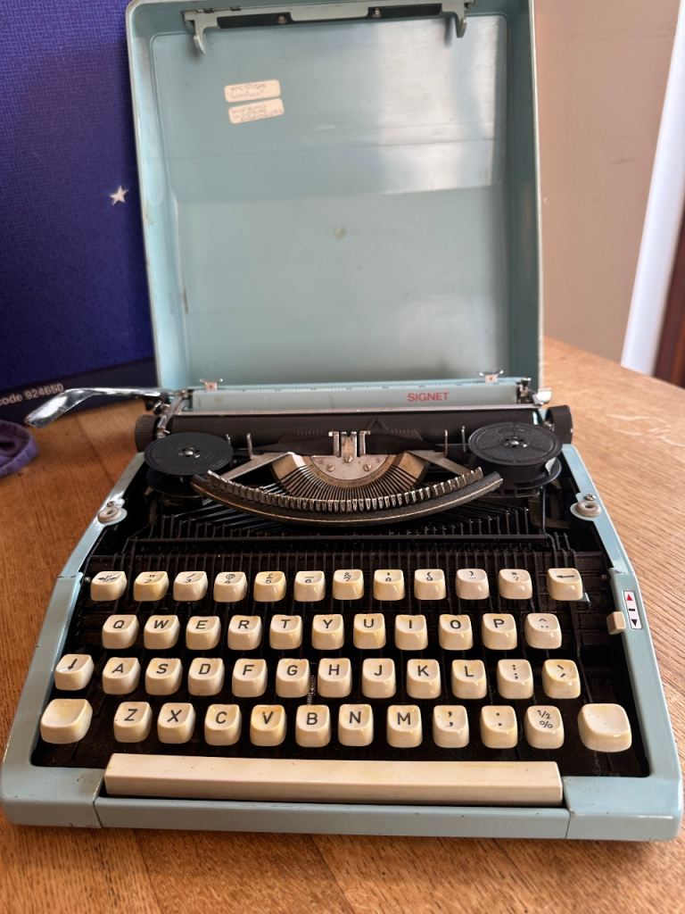 Vintage Signet portable typewriter 