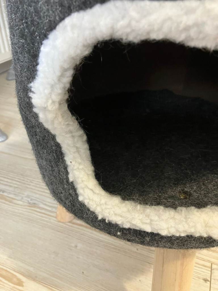 Cat bed/house on 3 wooden legs