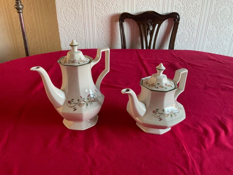 Pair of Vintage Teapots/Coffee Pots 