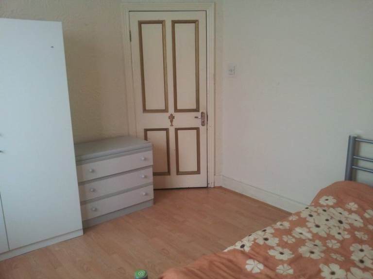 Large Double room in homely houseshare in Finchley