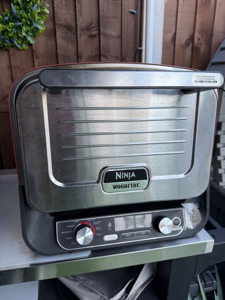 Ninja Woodfire Electric Outdoor Oven (OO101UK) – Terracotta plus Ninja protective cover 