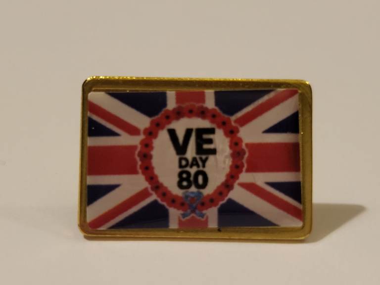 VE Day Metal Pin Badge Brooch Rangers Chelsea Royal Family 