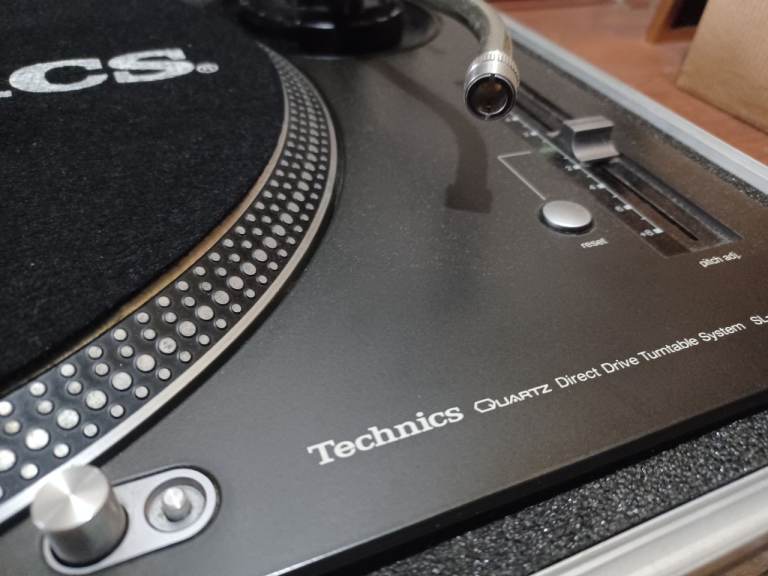 Technics 1210 MK2 M3D Turntables