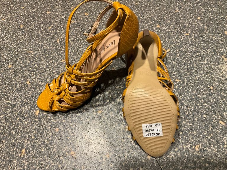 BRAND NEW and never worn size 5 heels. Selling very cheaply thanks.