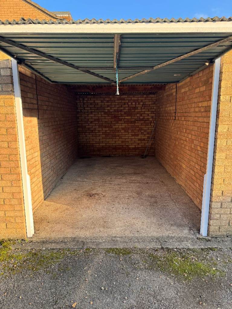 Garage for rent in central Cambridge off Newmarket Road (near B&Q)