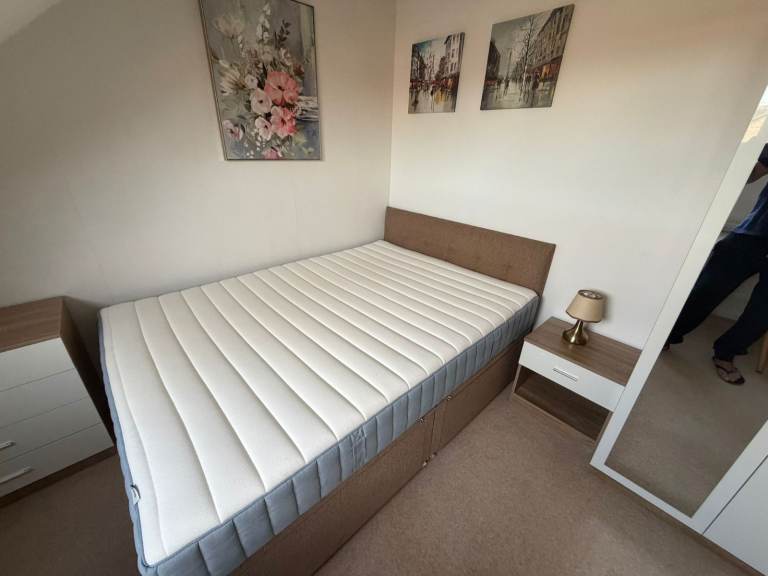 Spacious Double Room to Rent – SW19 2UP, Zone 3, Central London (Colliers Wood)