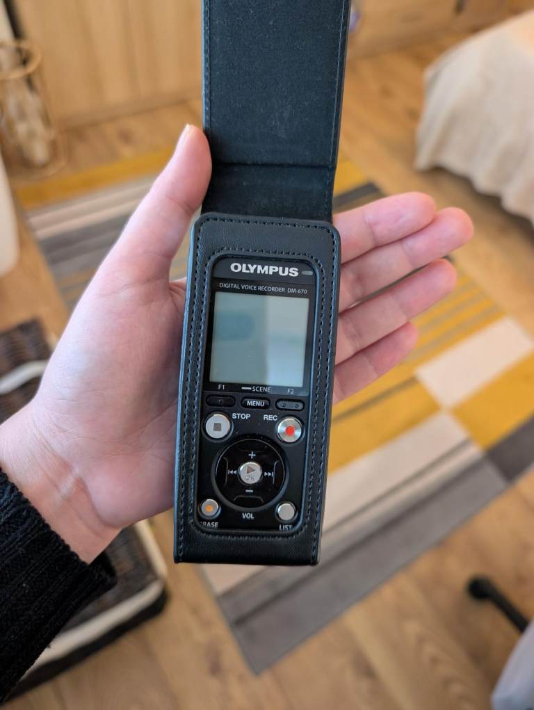 Olympus Digital Voice Recorder DM-670 + Case (USB Charging)