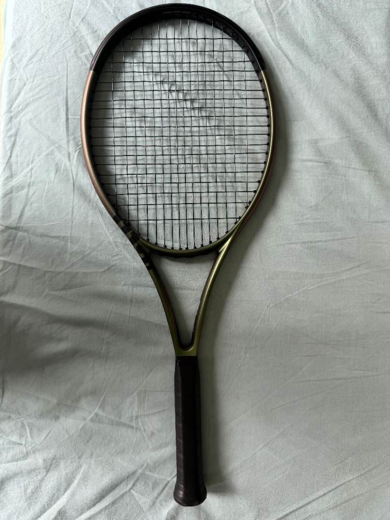 Wilson Blade V8 Tennis Racket with 2 Free Tubes of Tennis Balls