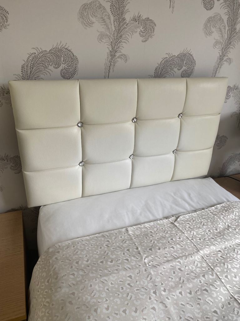 Bed headboard for a single bed