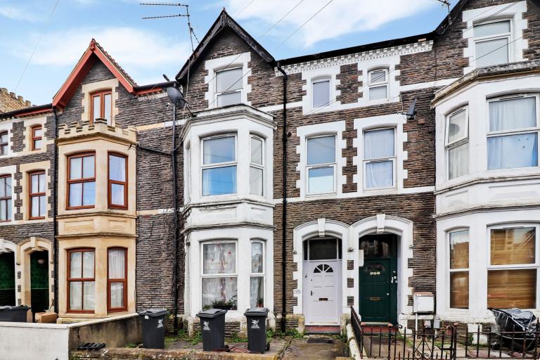4 bedroom flat in 125 Claude Road, Cardiff, CF24 Book Online - The Rent Guru {167}