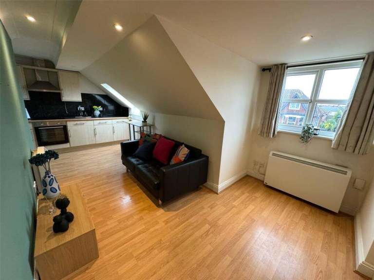 Top Floor One-Bedroom Apartment – Howard Road, Shirley