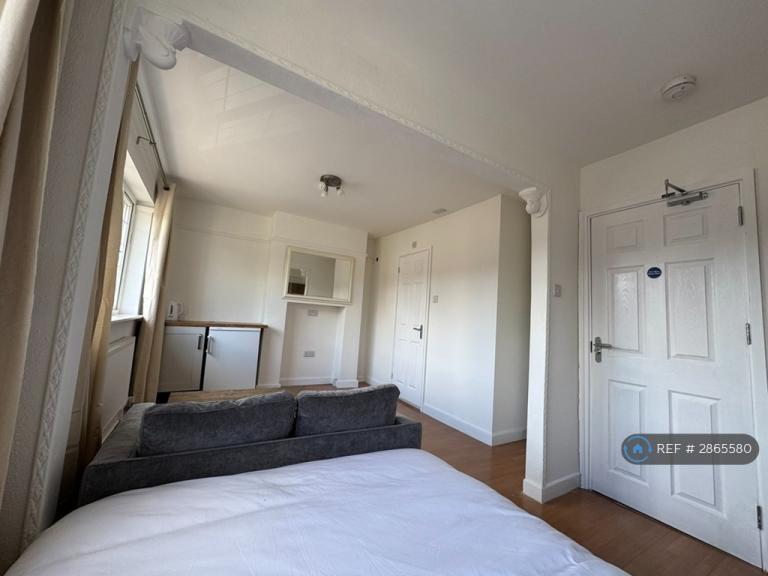 1 bedroom in High St, Banstead, SM7 (#2865580)