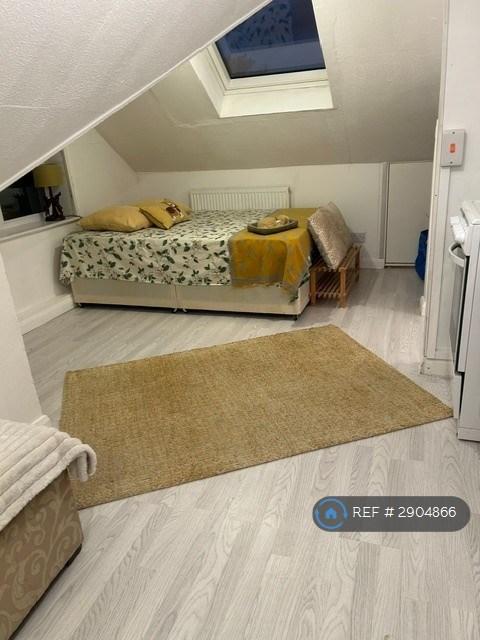 1 bedroom in Ladywood Road, Surbiton, KT6 (#2904866)