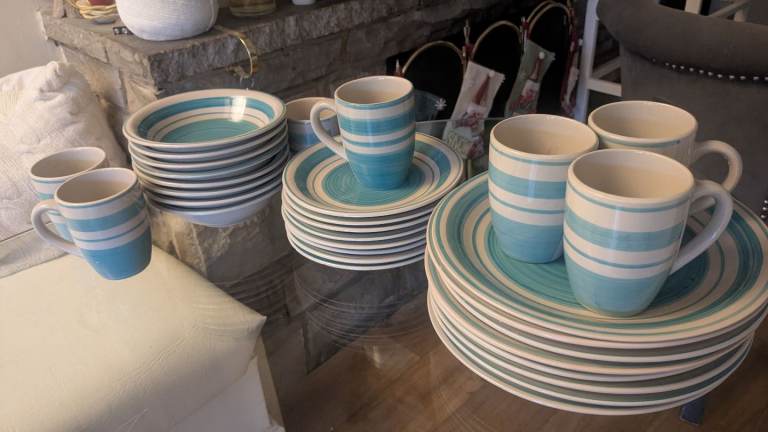 Set of dinner plates 