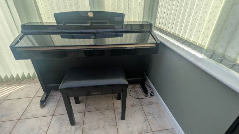 Yamaha Clarinova CPL240 black gloss. Excellent condition 