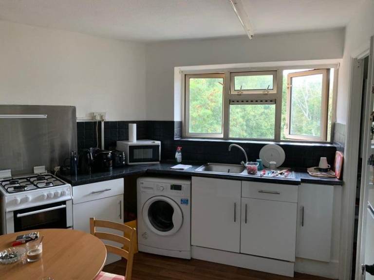 Single room to let. AVAILABE NOW. All bills and WiFi included. Beeston