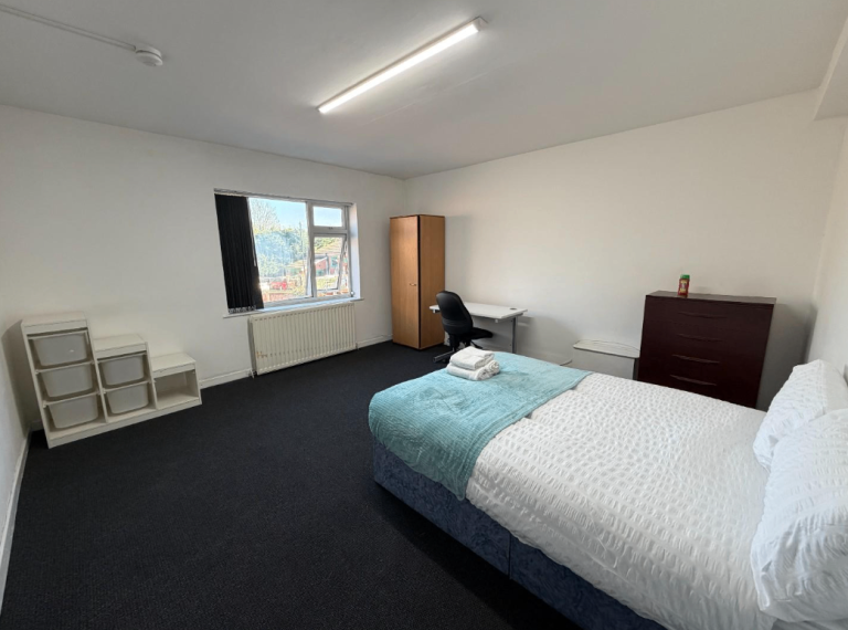 Spacious 1 Large Bedroom in  HMO with Parking – Available NOW