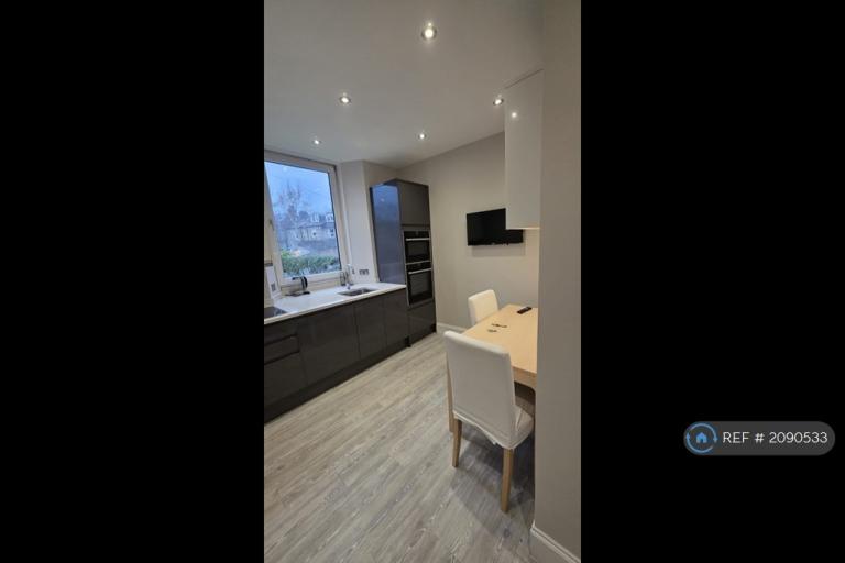 2 bedroom flat in Whitehall Place, Aberdeen, AB25 (2 bed) (#2090533)