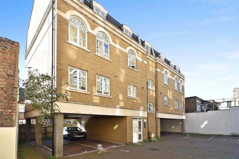 Sizeable double-bed  room Zone 2 - stepney green - £900 per month (inclusive of bills)