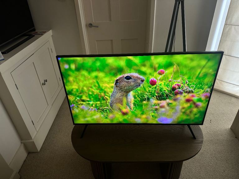 Samsung 43” Crystal UHD 4K Smart TV (TU7020) – Excellent Condition + Box