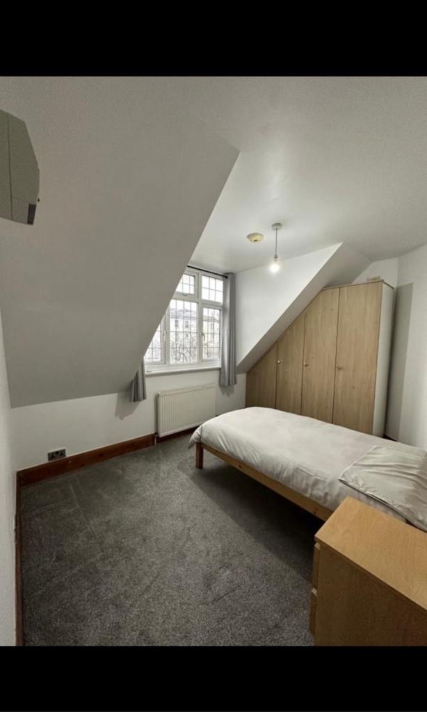 Room in Addiscombe Road, Croydon. Inclusive of Bills £650pcm. CR0 5PP