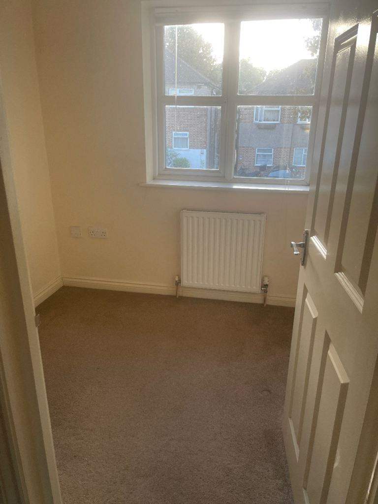4 bedroom semidetached house, 15 minutes walk to Bromley South Station Rent -£2500 PCM, 