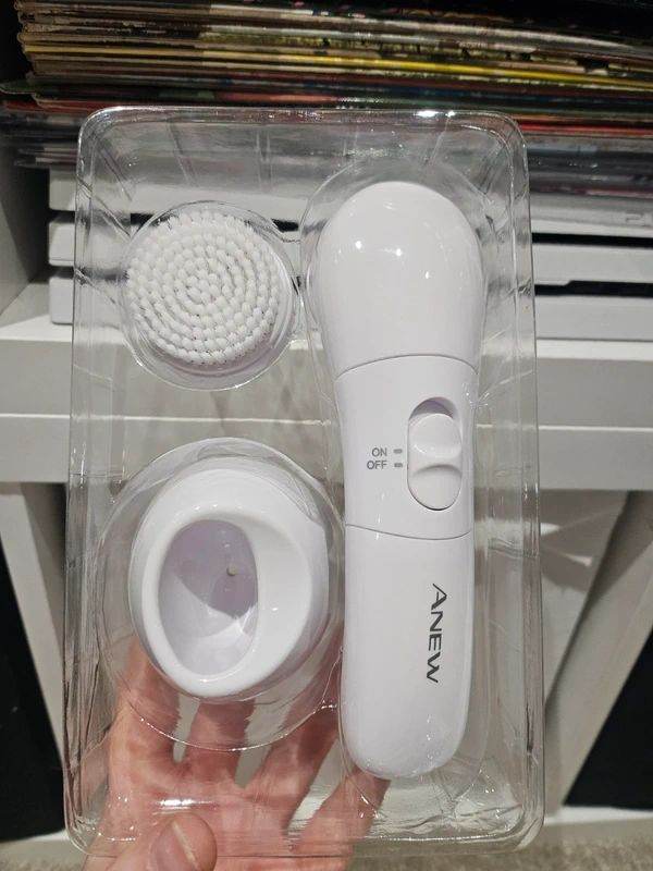 Vibrating facial cleaner