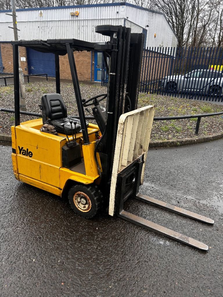 Fork lift truck