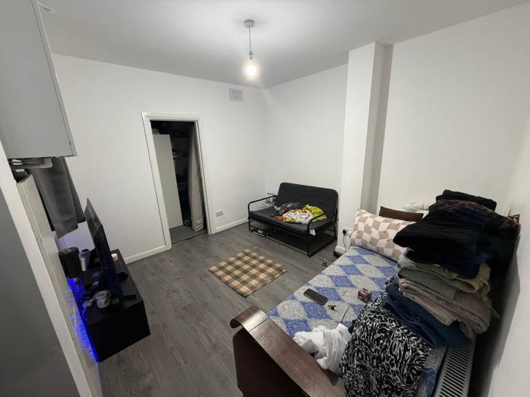 Discover this exquisite 2-bedroom flat for rent at Woodlands Road, Ilford, IG1 1.