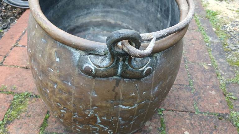Brass heavy cauldron 