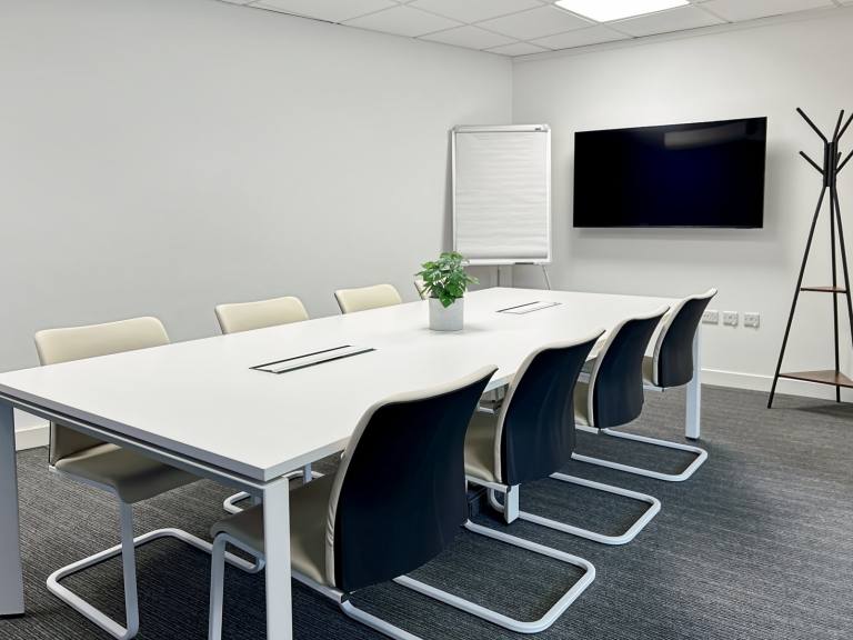 London - SW15 2DZ \ Private Office with 4 Desks