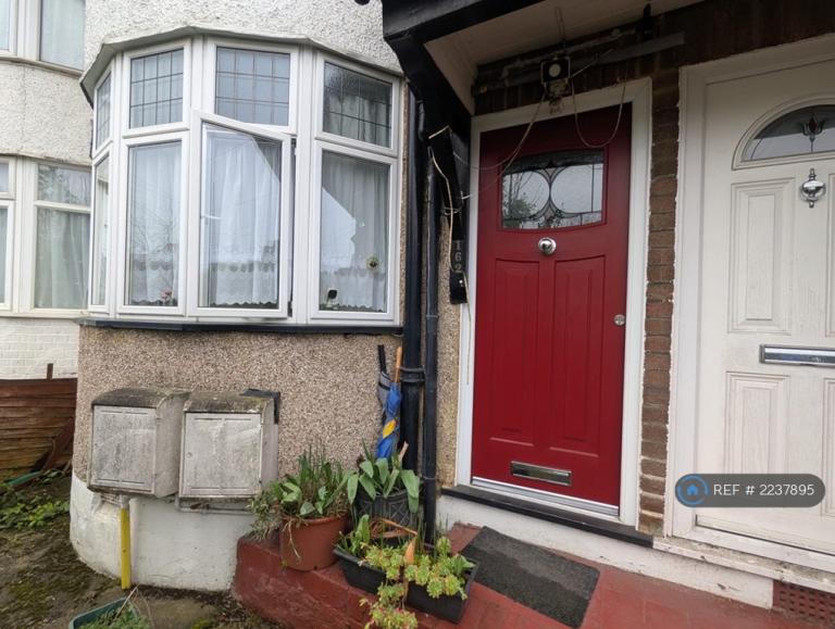 1 bedroom flat in Braemar Avenue, London, NW10 (1 bed) (#2237895)