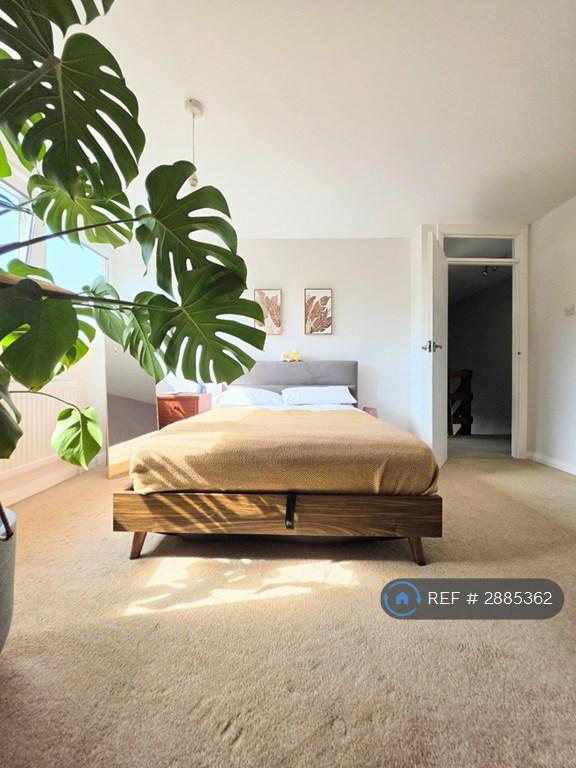 1 bedroom in Trafalgar Drive, Walton-On-Thames, KT12 (#2885362)