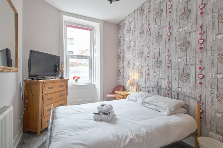 Furnished Bedroom, stunning shared flat, all bills included