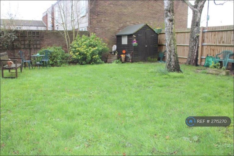 1 bedroom flat in Pentelow Gardens, Feltham, TW14 (1 bed) (#2715270)