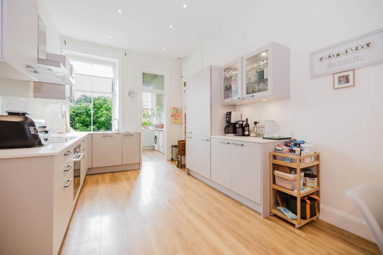 Outstanding, 3 bedroom, 4 person HMO flat close to the Meadows – available September