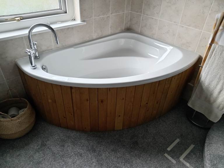 Bath, taps, shower, tray and sink for sale