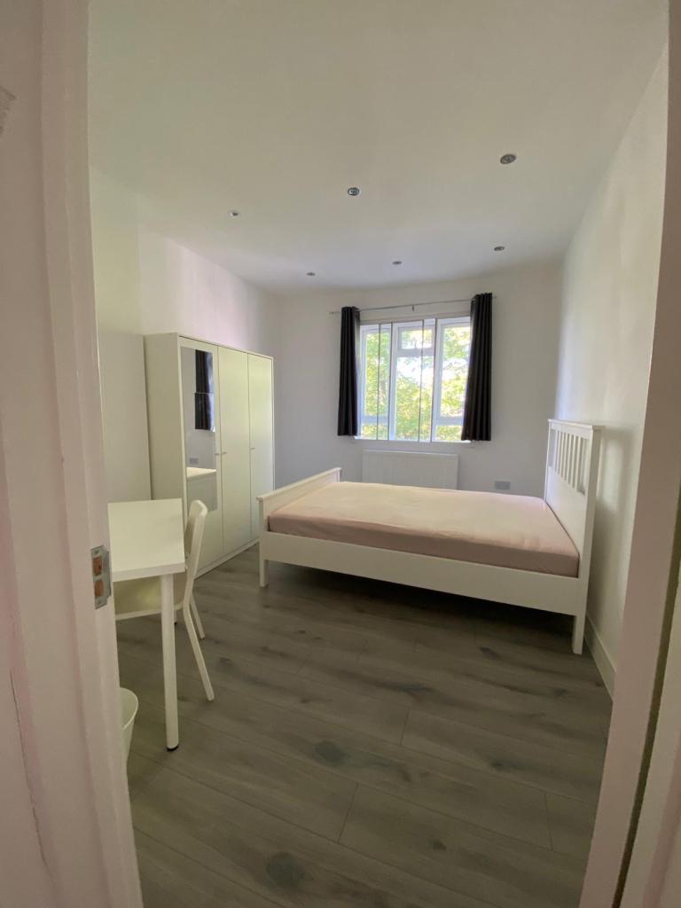 Large Double Room in Hammersmith Fulham SW6 - £800 per month Bills Included 